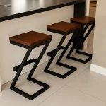 كرسي بار عصري مع مقعد خشبي وقاعدة معدنية على شكل حرف Z، ارتفاع 65 سم